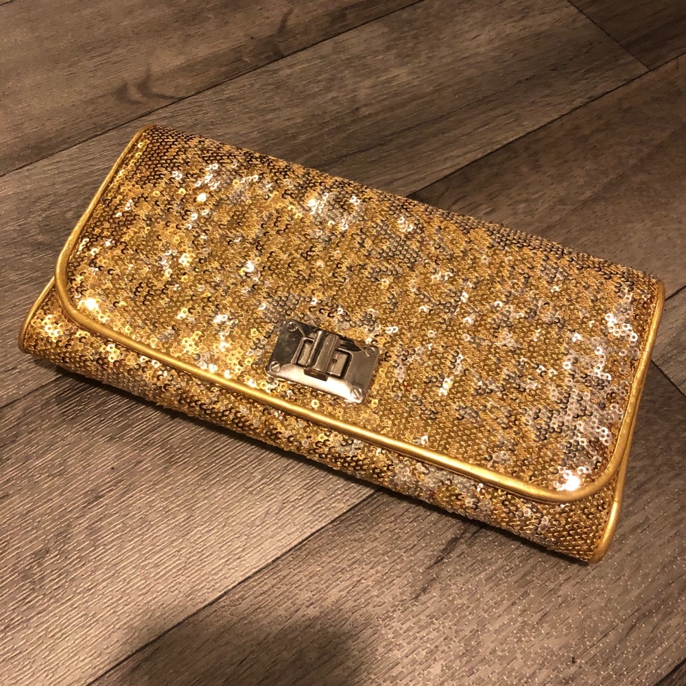 (FREE WITH PURCHASE)Vintage gold and silver clutch